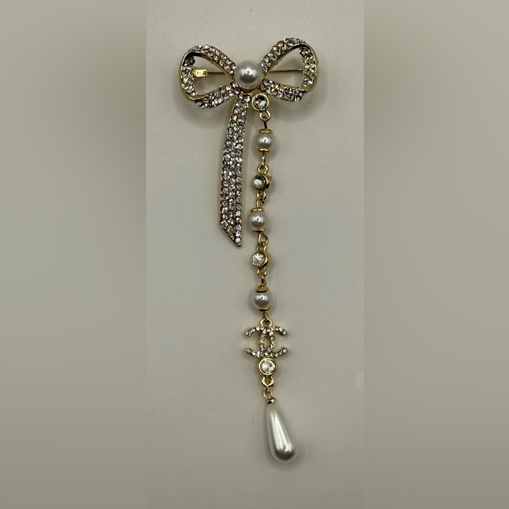 Gold-tone brooch bowl teardrop-shaped pearls and clear crystals C logo NEW - Picture 4 of 8